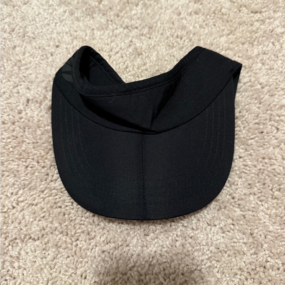 oiselle Black Performance Visor - Picture 4 of 6